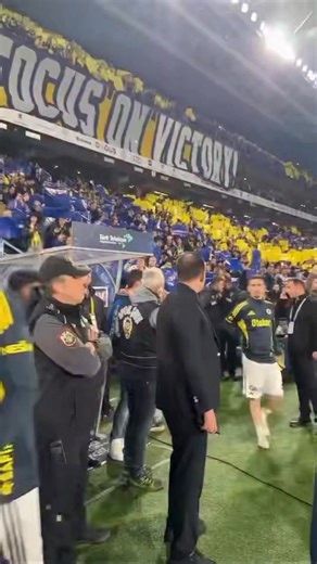 Fenerbahçe’nin, kaptanı Mert Hakan Yandaş’ı TFF kadro listesine yazması çok yürekli bir davranış… Oyuncusunu yalnız bırakmıyor… Sami Yen’deki GS zaferinde en büyük pay onun liderliğiydi… Bunlar unutulmaz… Belki şu görüntü mayısta da onunla yaşanacak… Kimbilir… | Ahmet Konanç