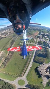 Formation miroir dans le ciel de la BA 701 ✨ Un Extra 330 sur le ventre, l'autre sur le dos, pour offrir une vue imprenable sur le bâtiment historique de l'École de l'air et de l'espace 🎯 Un passage chargé de symbolisme à l’occasion de la présentation au drapeau de la nouvelle promotion d’officiers sous contrat 2025 Alpha. Armée de l'Air et de l'Espace | Equipe de Voltige de l'Armée de l'Air et de l’Espace