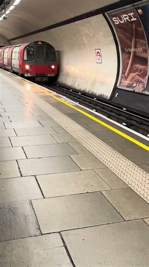 London Underground Northern Line | 1995 stock to Morden approaching Balham. #train #metro #london