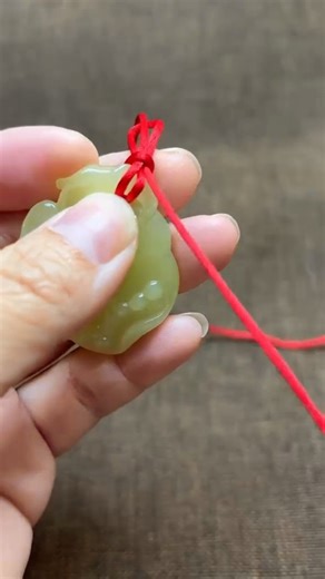 Instructions on 2 simple ways to tie a pendant #diy #diycrafts #crafts #crafting #craft | Craft Home