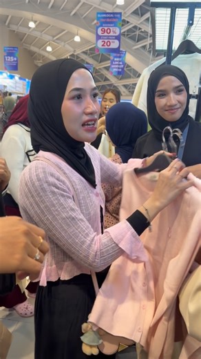 PGE OFFICIAL on Instagram: "Adaaa mamiya di booth pge glam local hihihi thankyouu kak @nadshavv sudah mampir ke pge ❤️ Btw kalian salfok ke produk yang mana? Siapa tau mige kirimin free buat kamu hihi"