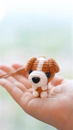 This Border Collie keychain is too cute to handle! 🐶🧶