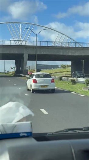 372K views · 4.6K reactions | Reckless driving right now at 10h on motorway reduit towards phoenix | Mopays.com | Facebook
