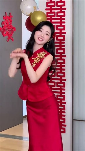 The mother-in-law and the bride walk side by side into the wedding hall. 🎉🎉🎉🎉#wedding #shortvideo