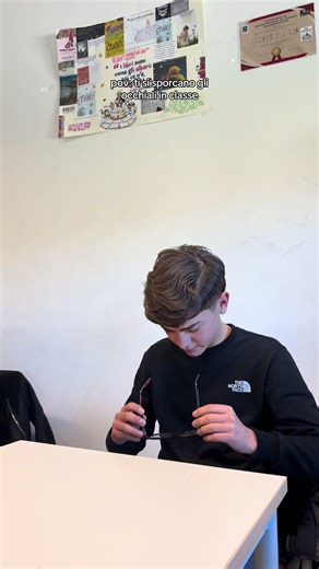 Occhiali sporchi in classe: una situazione imbarazzante