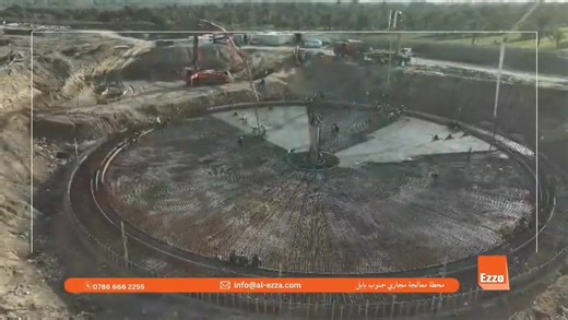 ضمن خططها الرامية إلى تطوير البنى التحتية وتحسين الخدمات العامة في محافظة بابل، تواصل شركة العزّة للمقاولات والاستثمارات تنفيذ أعمالها في مشروع محطة معالجة مجاري جنوب بابل، والذي سيخدم أقضية القاسم، الهاشمية، والمدحتية، بما يسهم في تعزيز الواقع البيئي والخدمي ورفع كفاءة منظومة معالجة المياه العادمة في هذه المناطق. يُنفَّذ المشروع وفق معايير هندسية وفنية معتمدة، وبمتابعة ميدانية مستمرة لضمان تحقيق أعلى مستويات الجودة والكفاءة في الإنجاز، انطلاقًا من التزام الشركة بمسؤوليتها تجاه المجتمع والبيئة. 