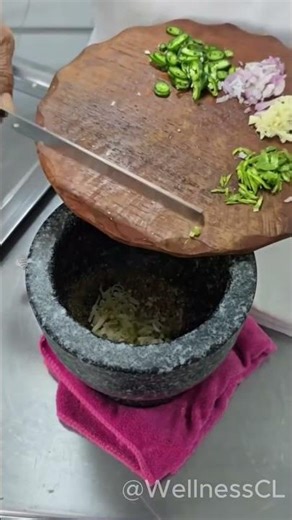 Curry Paste Grandma's Way vs The Easy Way #thaicurrypaste #thaicurrypaste #Thaichilipaste
