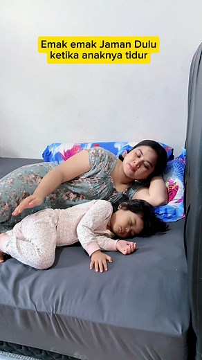 Emak emak jaman dulu vs emak emak sekarang ketika anaknya tidur 🤣 | Choiriyah