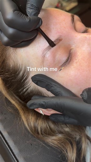 Create a crisp tint line with me 🪄✨ @Noemi Professional light brown hybrid tint @LAB FACTOR