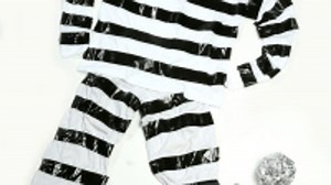 Make this easy Halloween costume: Old-fashioned prisoner