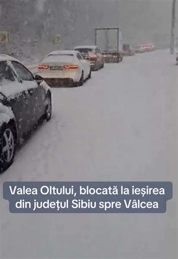 Ninsoare abundentă blochează Valea Oltului