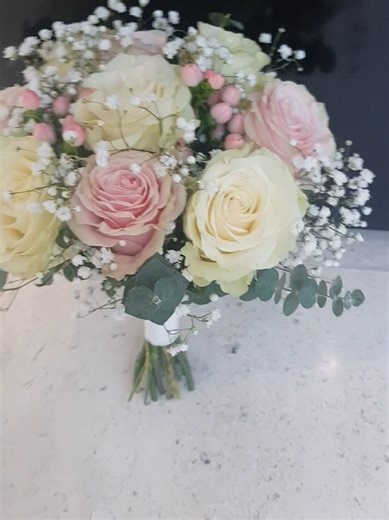 Wedding bouquet with white and pink roses💗 #floraldesign #flowerarrangement #floralarrangements #floraldesigns #flowerarrangementlesson
