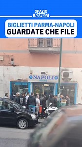 🚨 Lunghissime file di tifosi dalle 14 all'esterno dei punti di tabaccherie e punti vendita Vivaticket, presi d'assalto dai tifosi per i biglietti di Parma-Napoli, ma in alcuni casi il sistema è rimasto bloccato e i biglietti non sono mai stati messi in vendita ❌ Al momento i biglietti risultano "non disponibili", nonostante centinaia di supporters azzurri in coda e speranzosi di poter strappare il prezioso tagliando 😕🔵 #ParmaNapoli #SSCNapoli #BigliettiParmaNapoli #spazionapoli | Spazio Napol