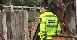 Soție dată dispărută de soț la 112, găsită de polițiști în casă, ruptă de beată, dormind între șifonier și sobă