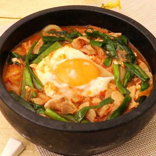 コクうまピリ辛味！ チゲ風うどんのレシピ動画・作り方 | デリッシュキッチン