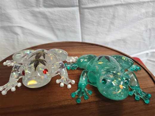 Handmade Resin Frog Figurine With Organic Hemp Leaf - Etsy