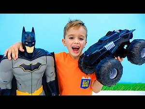 Vlad e Niki salvam Batcave e brincam com Batmobile RC - História de brinquedo para crianças
