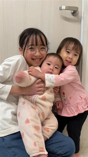 はげちゃびん一族👽💗 | 姉妹×日常Vlog 👶👧 | Japanese Family on Instagram: "今日は3人でピンク混ぜ🎨 どんなピンクになるかな？💗 みったんがもぐもぐお菓子を食べてるのにも注目！👀笑 #きょうだい #family #ピンク #子どものいる暮らし #reels"