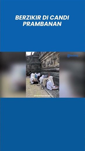 Rombongan Pengunjung Berzikir di Pelataran Candi Prambanan