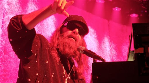 Sébastien Tellier envoûte La Cartonnerie de Reims avec un concert aussi décalé que captivant