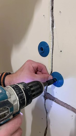 How to Repair Cracks in Plaster Walls: A Complete Guide