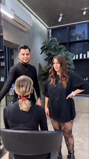 لما ده يكون شعرها وتطلب التسريحه دى لازم اعمل كده😠😠