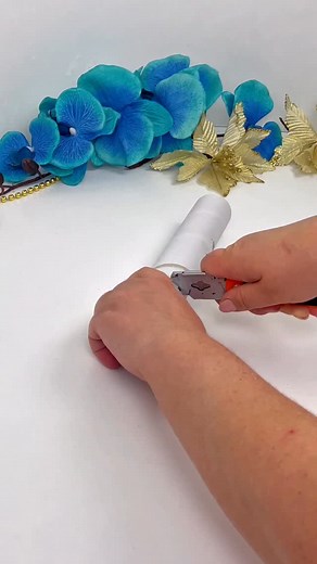 It’s the perfect moment to dress up your Christmas tree! Try this simple and charming DIY idea to make it look extra festive. #diy #christmas #crafts #holidaydecor | FastDIY