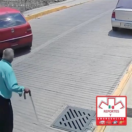 #ZCN I Sujeto intenta echarse en reversa todo salió mal, esto en #Tultitlán. En redes sociales se ha hecho viral este video tomado en calles del municipio de Tultitlán en el que se observa a un conductor intentando maniobrar su vehículo, el cual terminó estrellándolo. En su intento estuvo apunto de atropellar a un adulto mayor. | Zona Cero Izcalli