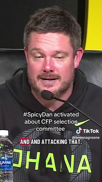 “We didn’t play Chattanooga State today, like some other places.” Dan Lanning with some thoughts about Oregon and the CFP selection committees thoughts on them #GoDucks #Oregon #OregonDucks #collegefootball #cfb