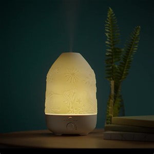 The New Zealand bush comes to life to the sound of the beautiful and endemic Tui Bird, one of the country’s most unique looking and sounding birds. In Australia, it’s the shy and glamorous Kingfisher natives that bring laughter and delight to our rivers, ​ coasts and forests. ​💧 ​ A feature-packed symbol of our national pride, this beautiful and iconic diffuser comes complete with our dōTERRA Holiday Peace ​essential oil in 15mL, to add festive ambience and a touch of modern elegance to any spa