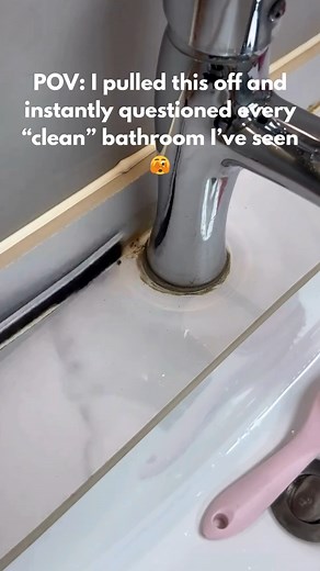 435K views · 1.4K reactions | This tiny brush gadget got into crevices I didn’t even know were dirty. Game-changer for corners and grout lines. Try it and get addicted! #cleaningmotivation #usacleaningtips #cleantokusa #cleanwithme #dailycleaning #cleanhomehappyhome #speedcleaning #deepcleaningtips #cleanhousevibes #smartcleaning #messnomore | DIY Decor Hacks | Facebook