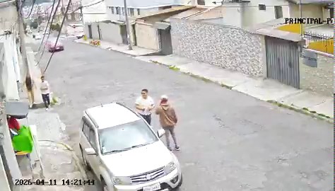 Esto es lo que vivimos en el norte de Quito a diario.Mientras, la @PoliciaEcuador y los militares cuidan a Noboa en sus paseos a Olón, y a sus amigos cuando a van a jugar pelota. La ciudadanía expuesta a la delincuencia. @FiscaliaEcuador @MinInteriorEc #revocatoriayaNoboaYa