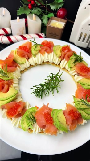Coroană festivă cu somon, avocado și cremă fină de brânză😋👌💫🫶🏻#aperitive #ionelaskitchen