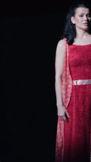 🎭🌊 «Idomeneo»: Was bleibt nach dem Krieg? Und kann eine neue Generation heilen, was die alte zerstört hat? In Mozarts erster großer Oper wird ein Schwur zur Katastrophe: König Idomeneo verspricht dem Gott Neptun ein Menschenopfer – und soll ausgerechnet seinen eigenen Sohn töten. Während das Volk nach Sicherheit ruft und die Logik des Krieges weiterlebt, stellen zwei junge Menschen alles infrage: Ilia und Idamante. Als trojanische Gefangene steht Ilia zwischen den Fronten – und entscheidet sic