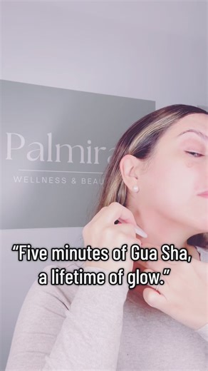 Palmira Wellness And Beauty on Instagram: "✨ 5 minutes. One Gua Sha. Major glow. ✨ Using my Gua Sha stone every single day has become my favorite self-care ritual 🤍 Just 5 minutes and my face feels snatched, sculpted, de-puffed, and lifted 💆‍♀️ ✨ Benefits I swear by: • Reduced puffiness & inflammation • Natural face lift & jawline definition • Boosted circulation for that glass skin glow • Relaxed facial tension (bye stress 😌) • Lymphatic drainage = healthier skin It’s giving slow mornings, i