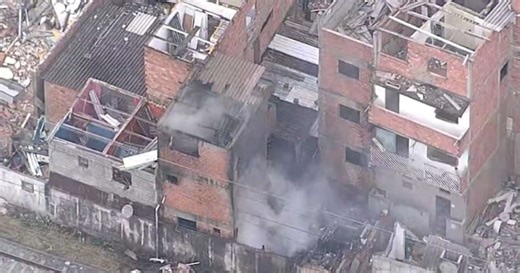 Incêndio atinge imóveis na Favela do Moinho, no centro de SP
