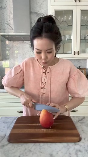 201K views · 3.7K reactions | How to eat mango *almost* hands-free #Mango #MangoHack #CuttingFruit #KidsInTheKitchen | Ong Squad | Facebook