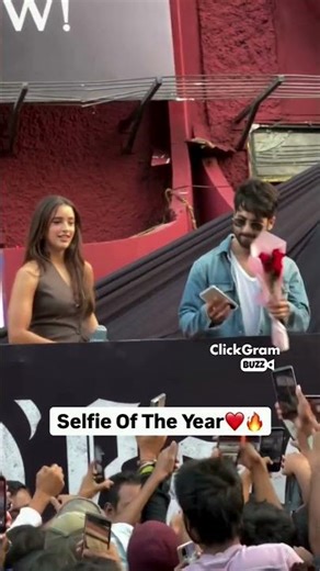when the love is this real. Shahid capturing memories with the best crowd🥺❤️ #shahidkapoor