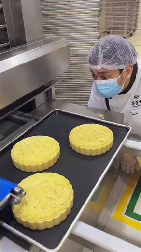 Working at a mooncake factory is so laid-back that I spend every day just sleeping.#India
