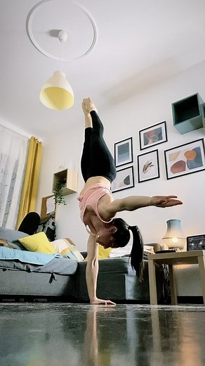 Rachel | Handstand Coach | handbalance addicted on Instagram: "Since Santa Claus did not grant my wish .... Dear Universe -Please tell Santa to grant my wishes - I would also like a menstrual cycle a little more manageable in emotional terms; I'm a little tired of going from being the daughter of mother teresa of calcutta and two seconds later being the cross between Ozzy Osbourne and Iggy Pop. Grazie ♥️🙏 #oahs #goal #acrobatics #handbalance #handstandpractice #circus #flexibility #gymna