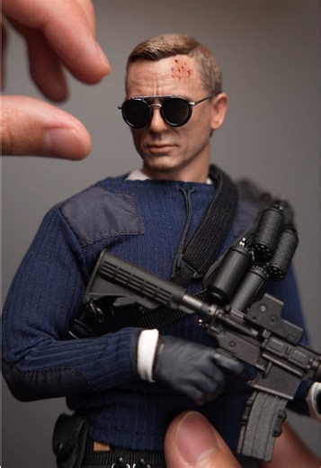 Unboxing Hot Toys James Bond Action Figures