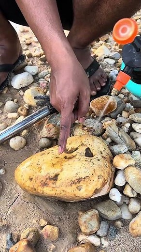“Opening a Rare Golden Crystal Geode… The Inside Is Incredible 💛✨ (Satisfying Reveal)”