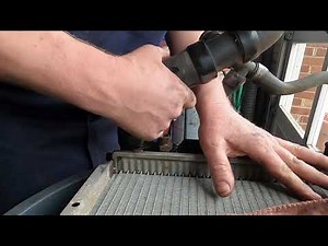Ford Expedition/Lincoln Navigator Lower Radiator Hose Removal