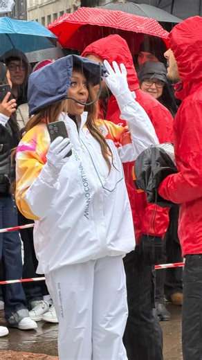 Ora di Lancette on Instagram: "🇮🇹/🇬🇧 🇮🇹 Milano - Cortina 2026 é sempre più vicina! Oggi la fiaccola olimpica é passata nel cuore della mia città, tra bandiere italiane e bimbi festanti. Neppure la pioggia scrosciante é riuscita a spegnere l’emozione! Io indossavo un Omega Seamaster 300m, perfettamente in linea con lo spirito olimpico: Omega infatti é da anni official timekeeper, dimostrando il suo importantissimo savoir faire in fatto di cronometria! 🇬🇧 Milano–Cortina 2026 is getting clo
