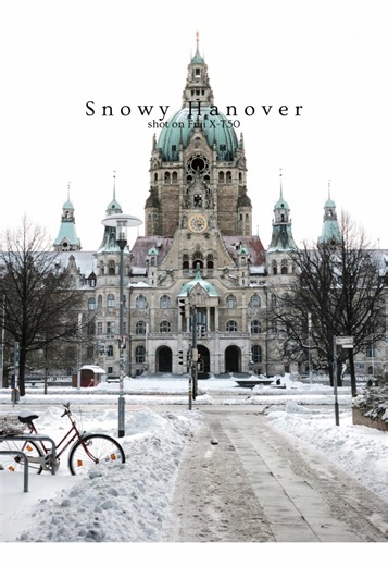 Hannover has its quiet moments too. When the weather slows things down, the city shows its real face. Shot on Fujifilm X-T50. 👉 Show me how your city looks when it’s quiet. #hannover #streetphotography #fujifilm #winter #fujifilmxt50