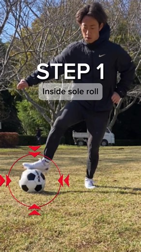 ⚽️ Roll Over Switch — Roll it inside, step over with the sole, then switch directions to escape clean 👟🔥 Deceptive, smooth, and perfect for real match 1v1s. #football #soccer #futebol #futbol #축구