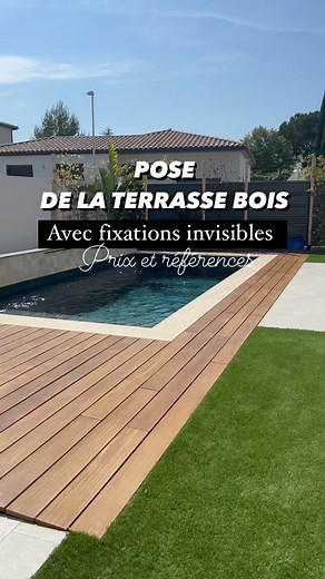 Doriane & Lolo on Instagram: "Pose de la Terrasse en Bois Exotique 🌴 J’ai récupéré les vidéos que j’avais réalisées lors de la pose de la terrasse bois pour le contour de la piscine. D’ailleurs, je ne sais pas si on doit appeler ça un contour piscine ou une mini terrasse 🤣, donc je mélange les deux 🤪. C’est Lolo qui s’est collé au chantier. Je voulais absolument des fixations invisibles vu la petite superficie que l’on avait, esthétiquement, je trouvais ça bien plus joli. Surtout, n’hésitez p
