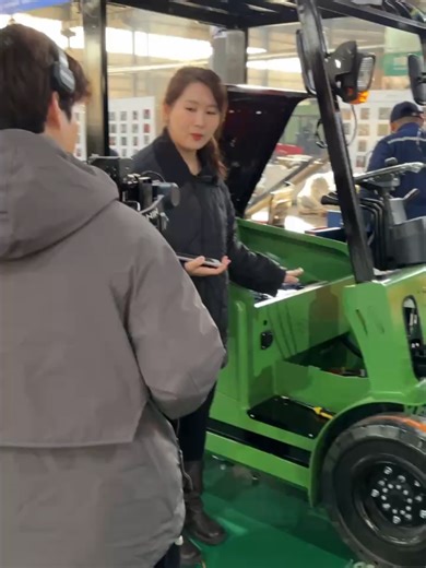 Chinese small new lithium-ion battery electric forklifts, with load capacities of 1 ton, 1.5 tons, and 2 tons (electric counterbalance forklifts).#forklift #forklifts #machine #electricforklift #mechine