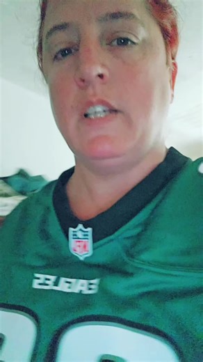 Go Birds. Do Rascal's feathers help us, or hurt us when in the show ring? drop your comments and thoughts about it. #gobirds🖤💚🏈 #adultammy #rascaltillion #rascalandfriends #Rascal