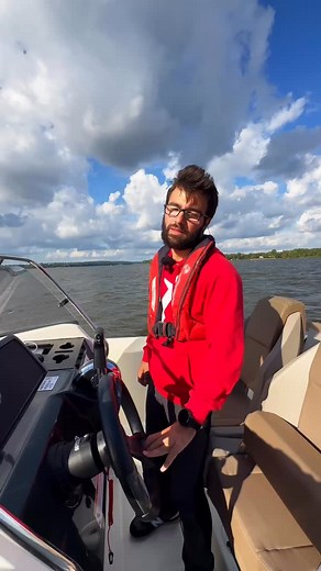 Dlaczego kamizelka pneumatyczna to najlepszy wybór na motorówkę? 🚤🦺 Bo daje maksymalny komfort i pełne bezpieczeństwo jednocześnie 💪 Na pokładzie jest mała, lekka i totalnie nie ogranicza ruchów — możesz prowadzić, skakać po pokładzie, manewrować… pełna swoboda 😎💨 A gdy wpadniesz do wody — BACH! 💥 Kamizelka sama się nadyma i w sekundę robi się z niej duża, pewna i stabilna kamizelka ratunkowa 🛟⚡ Zero przeszkód ✔️ Pełna wygoda ✔️ Bezpieczeństwo zawsze przy Tobie ✔️ Kamizelka pneumatyczna t